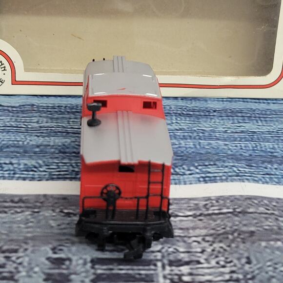 Bachmann H.O scale ATSF Santa Fe caboose train car red/silver - Picture 5 of 8